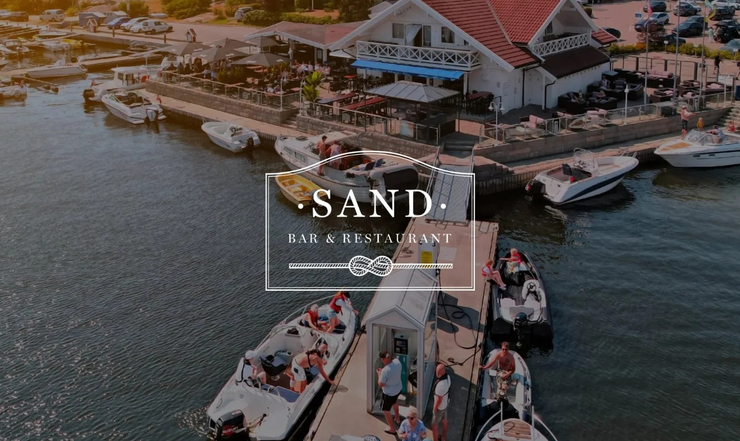 I kort gangavstand fra Hvaler Camping ligger Sand Bar & Restaurant – et populært og hyggelig spisested med avslappet atmosfære. Her kan du nyte gode måltider og forfriskninger med utsikt mot sjøen, enten du ønsker en rolig lunsj, en stemningsfull middag.